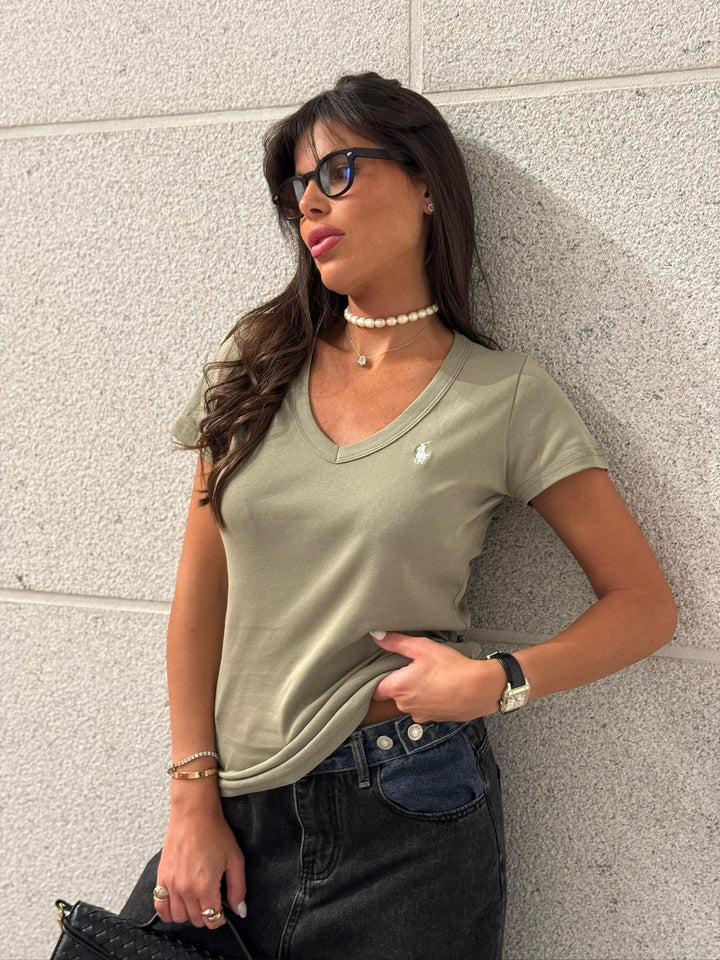חולצת פולו v