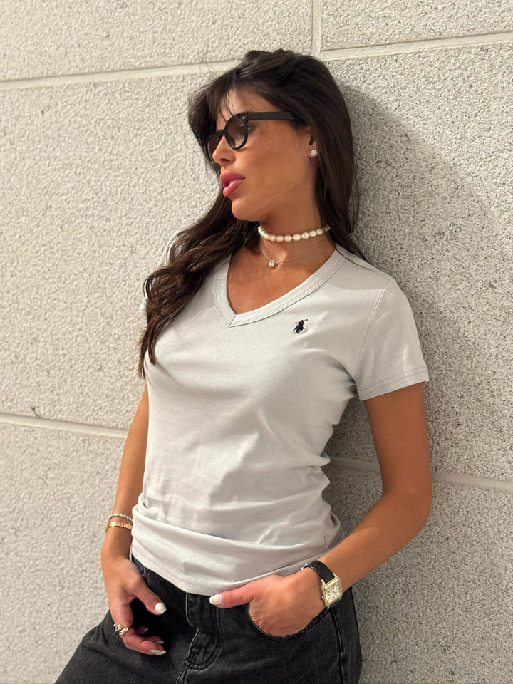 חולצת פולו v