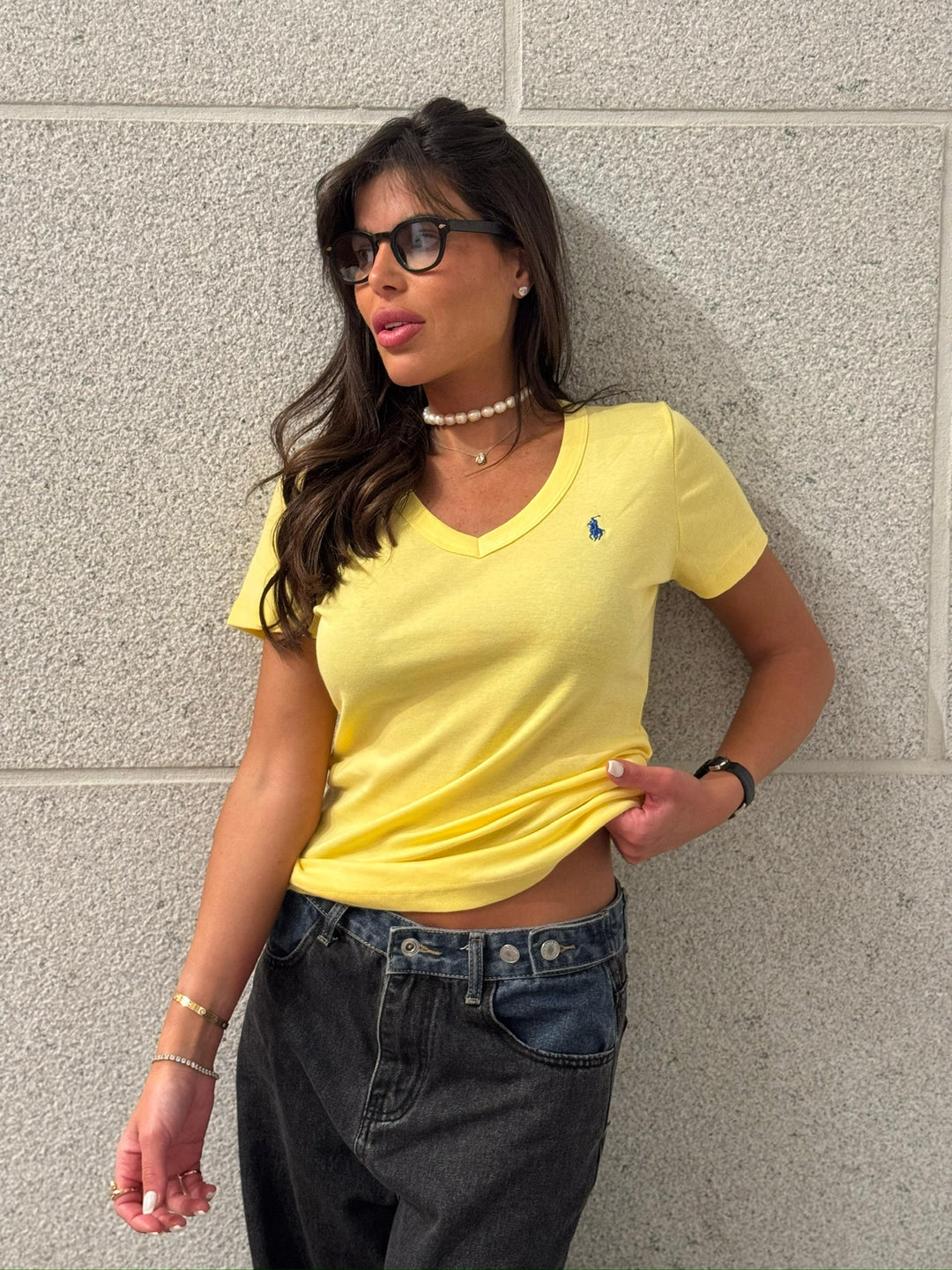 חולצת פולו v