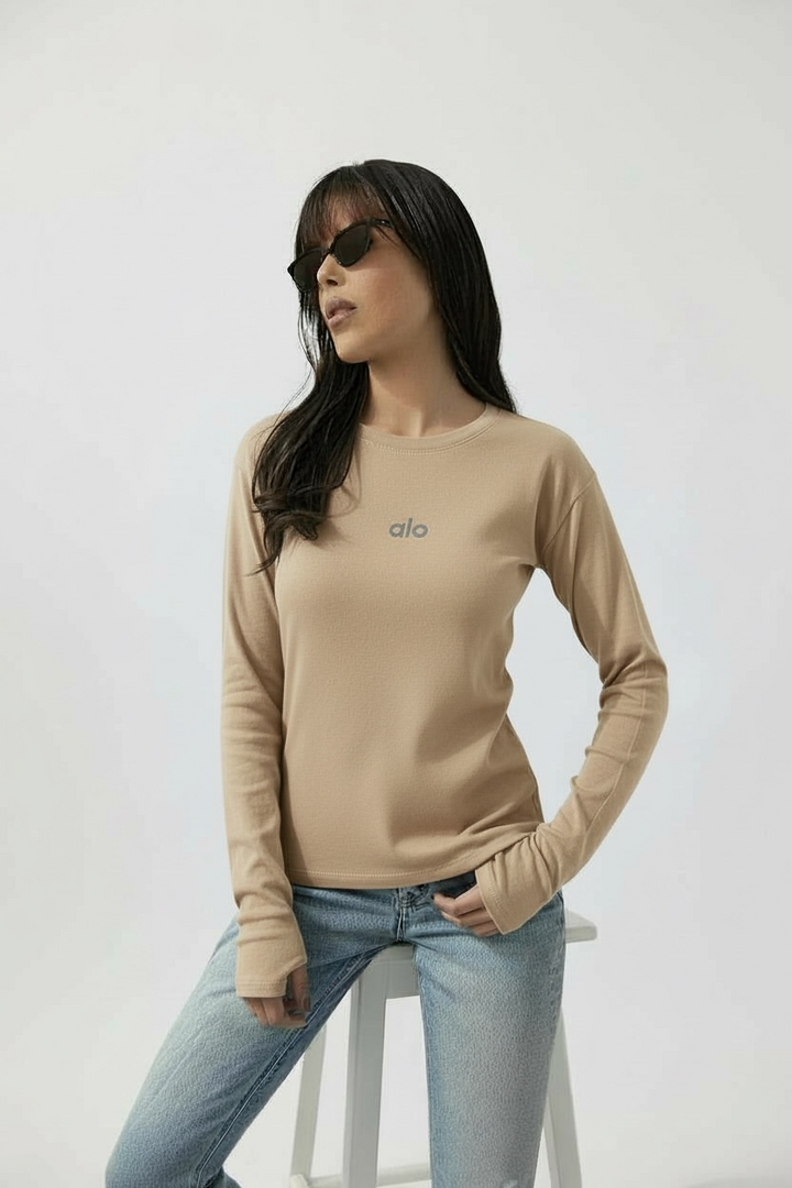 חולצת ליקרה alo שילוב כפפה