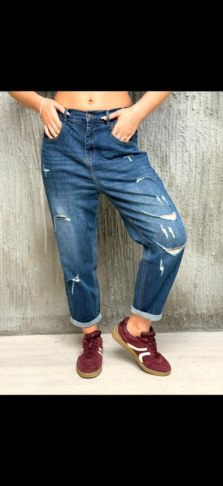 ג׳ינס לוז קרעים