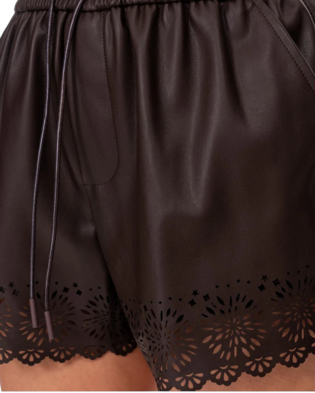 שורט עור דוגמת פרחים