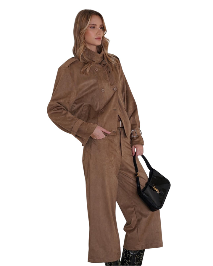 חליפת ג׳אמס אנטיגו