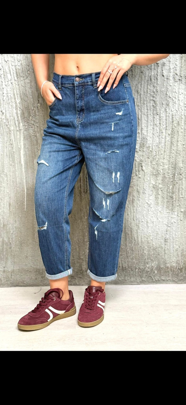 ג׳ינס לוז קרעים