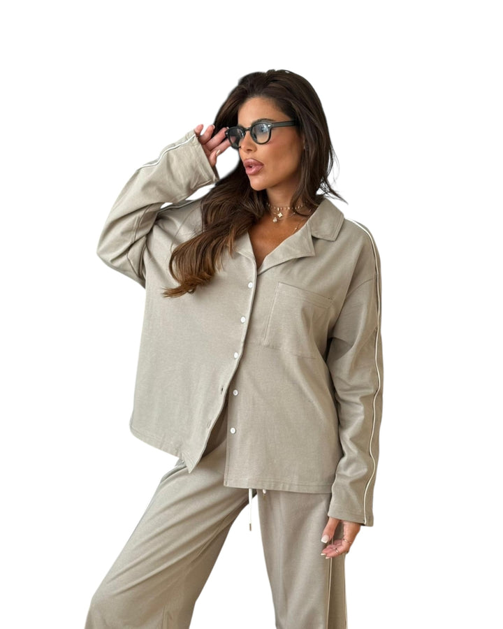 חליפת פנאי מכופתרת