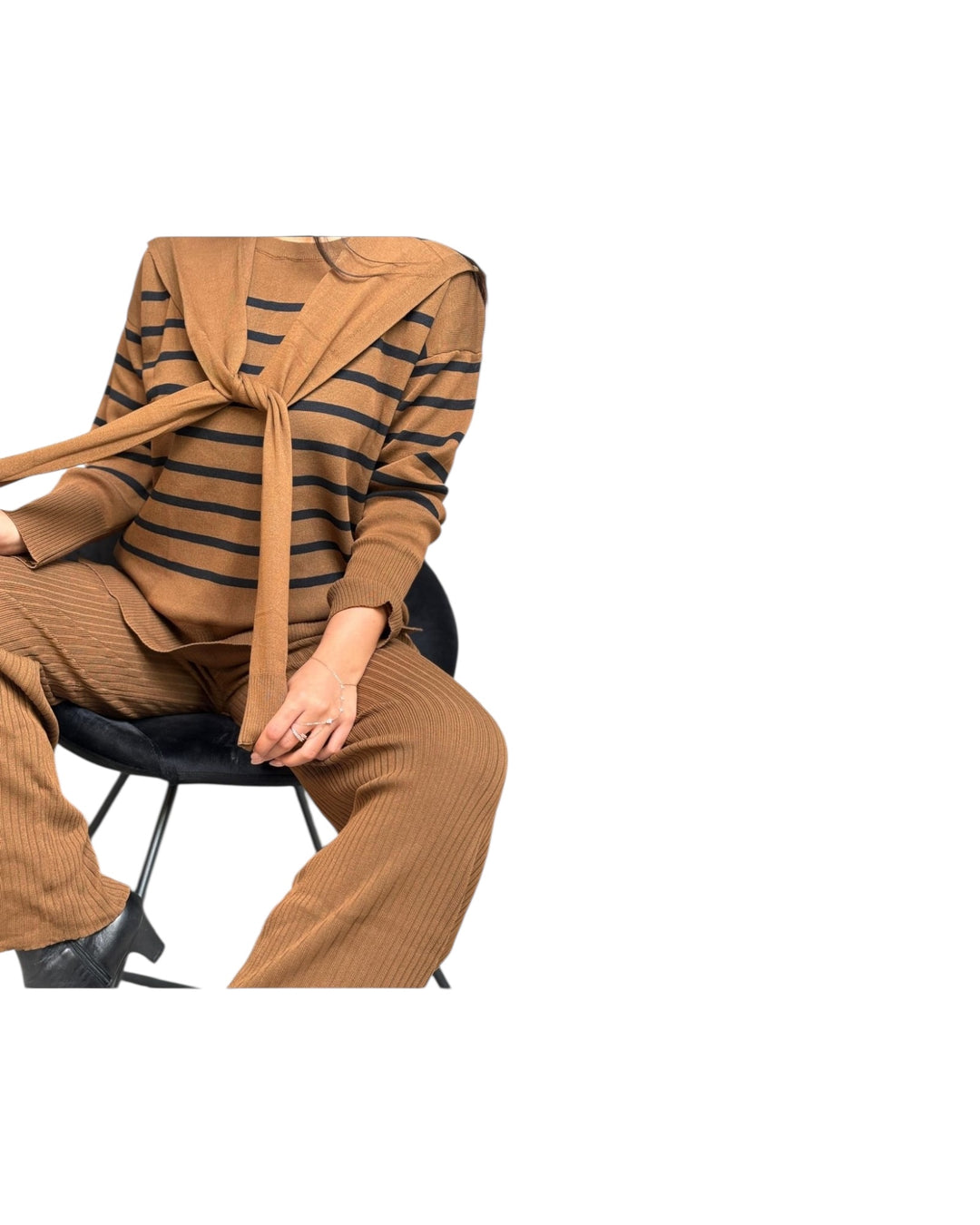 חליפת סריג פסים שילוב צעיף